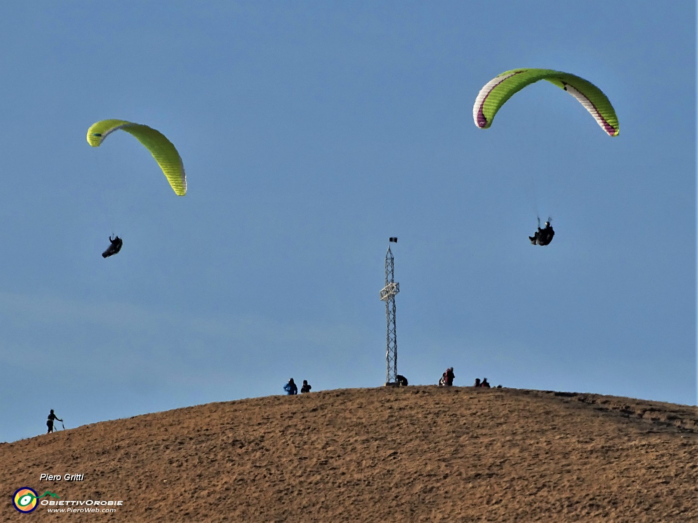 03 In parapendio sorvolano la cima del Linzone (1392 m).JPG -                                